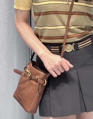 미우미우 나파 가죽 파우치 크로스백