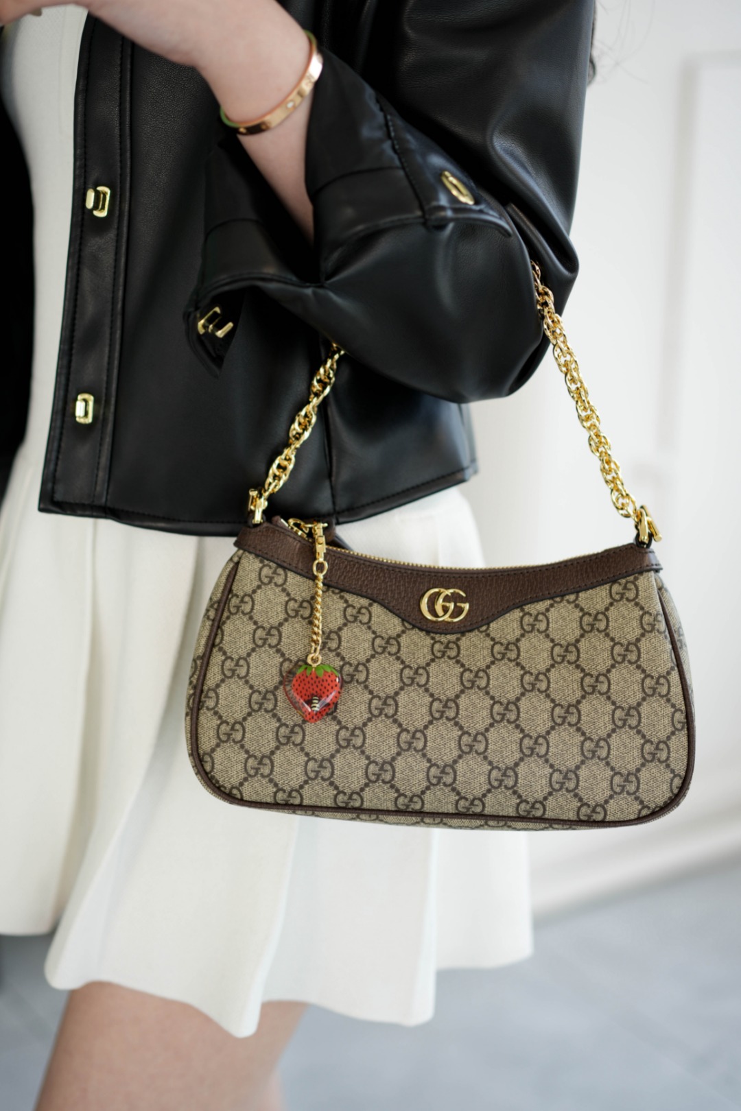 구찌 오피디아 스트로베리 참 스몰 체인 숄더백