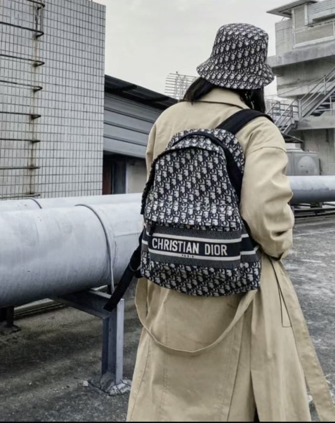 디올 오블리크 트래블 백팩