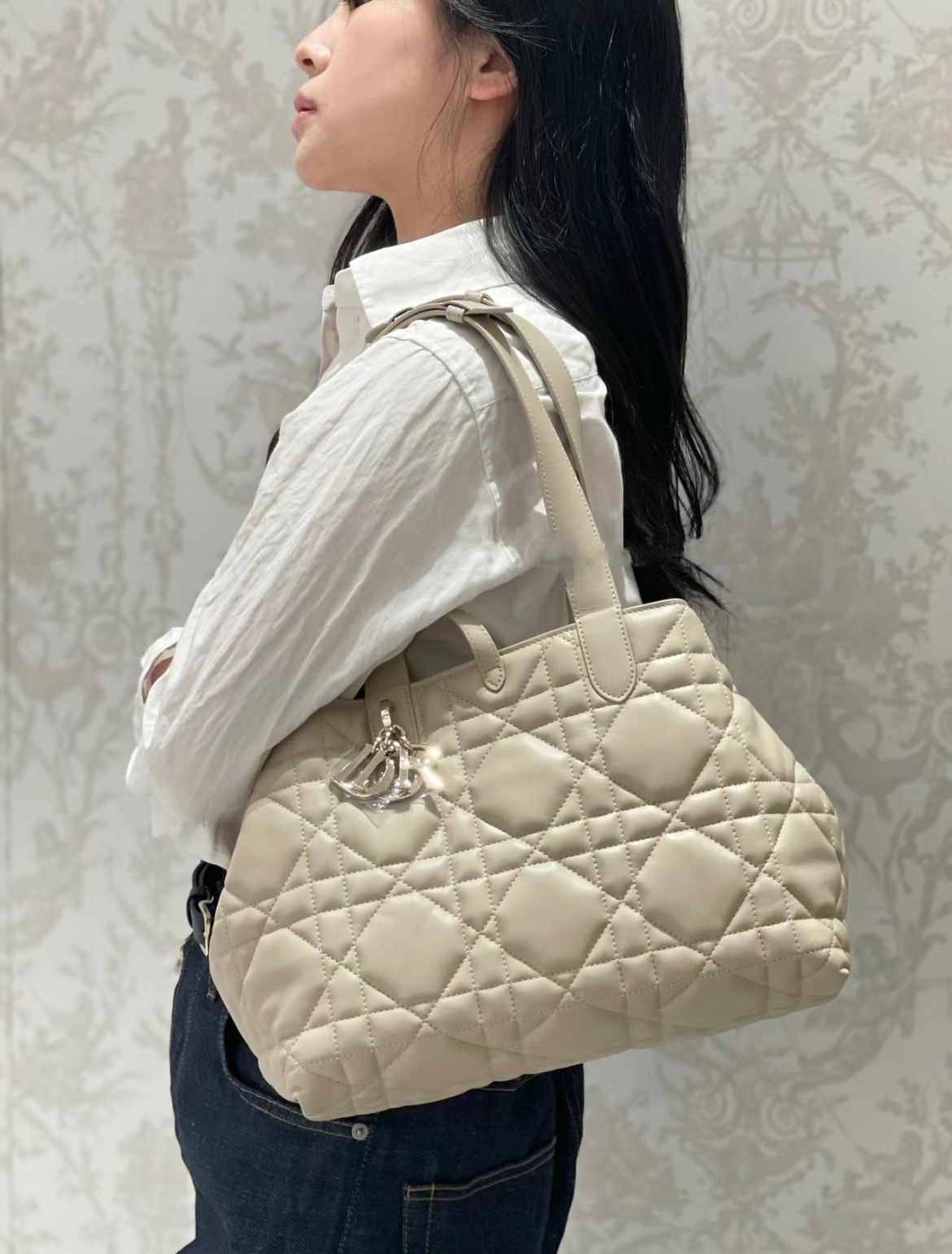 디올 뚜주흐 토트백 미디움