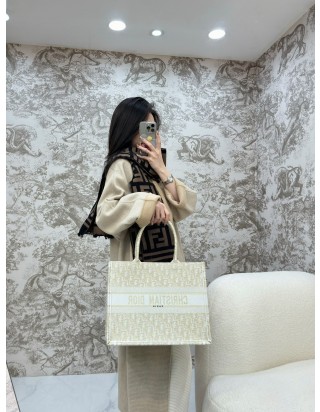 디올 북 토트백 미디움