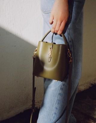 생로랑 르 37 미니 라피아 버킷 백