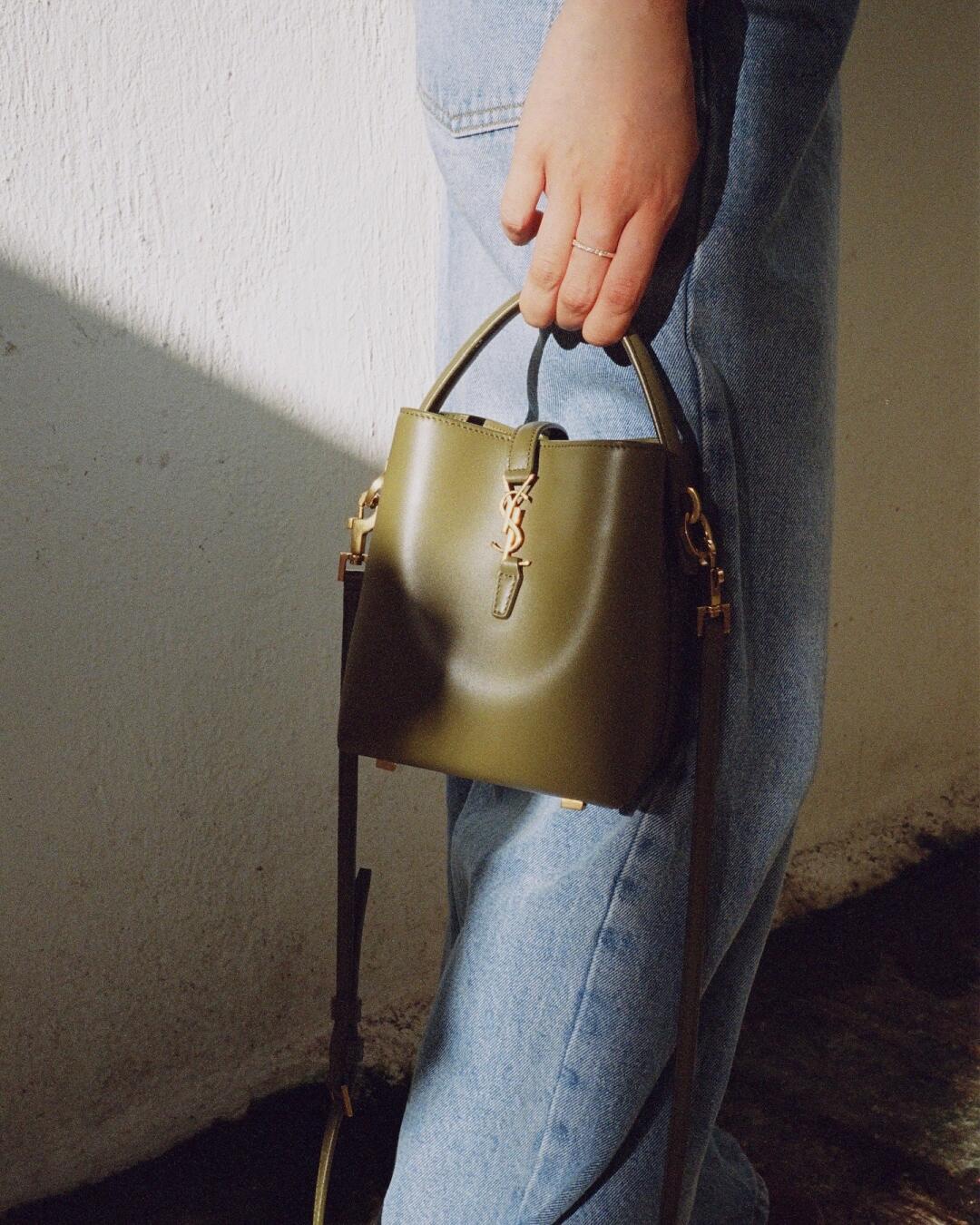 생로랑 르 37 미니 라피아 버킷 백