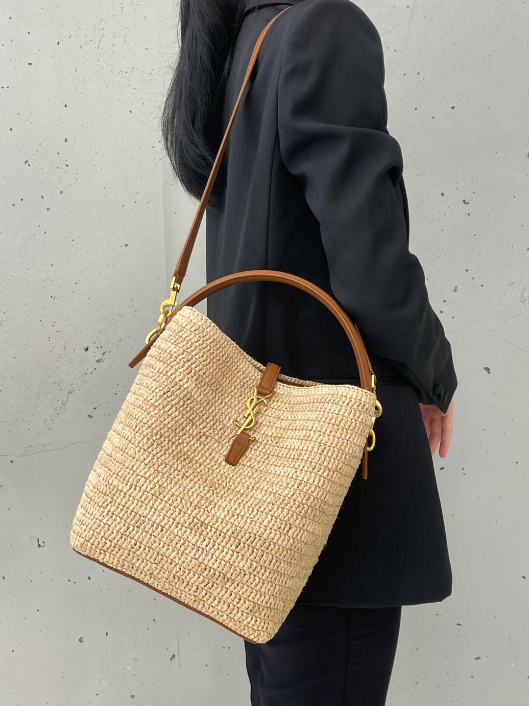 생로랑 르 37 라피아 버킷 백