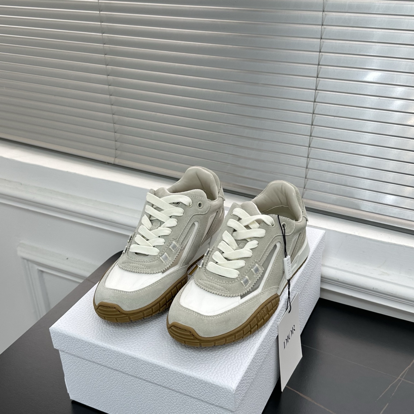 디올 테크 스니커즈