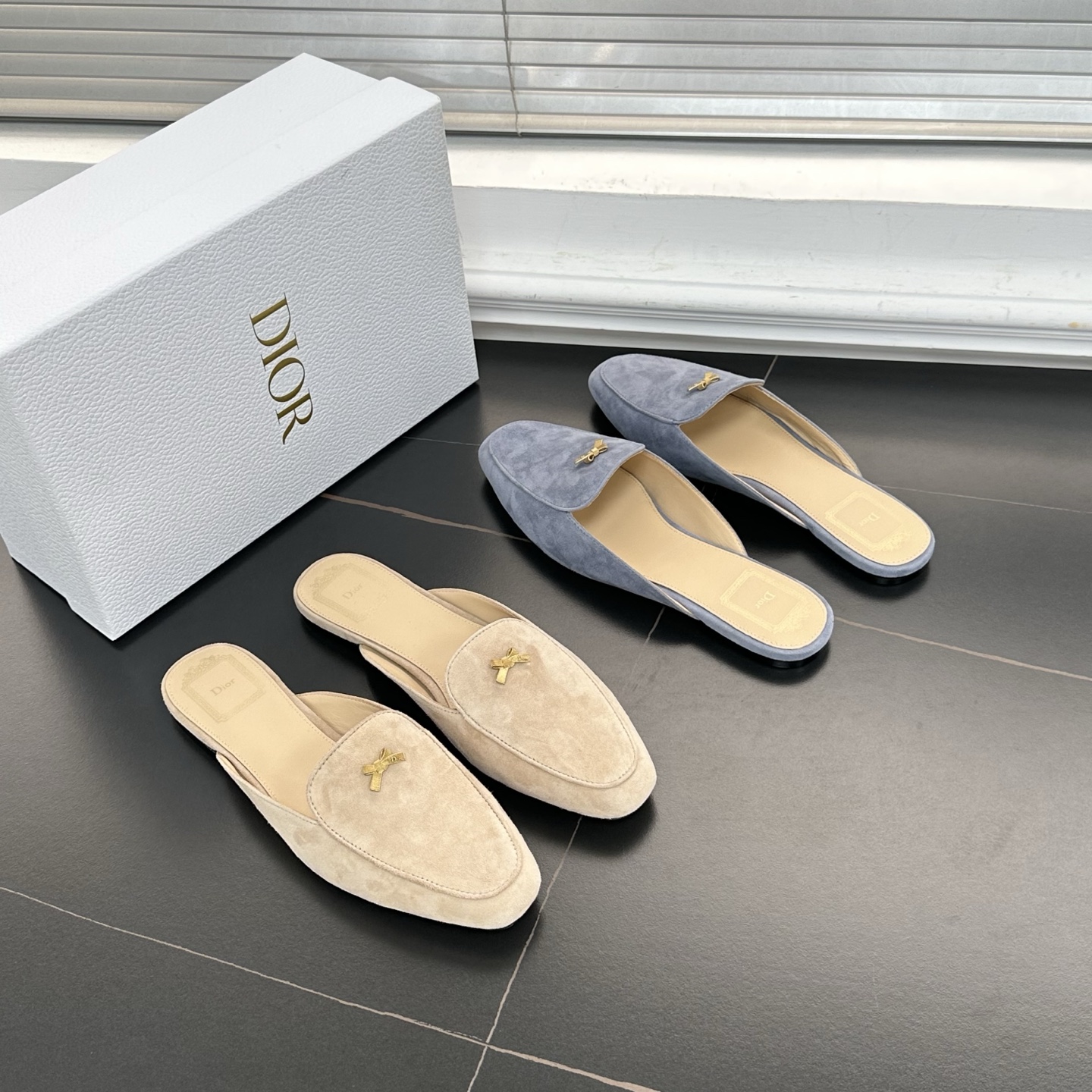 디올 베이비 보우 스웨이드