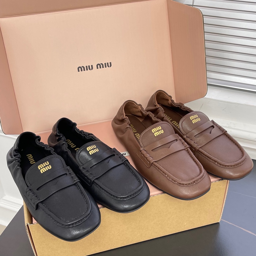 미우미우 엠보시드 로고 로퍼