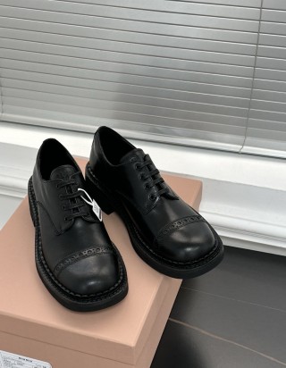 미우미우 레더 브로그 슈즈