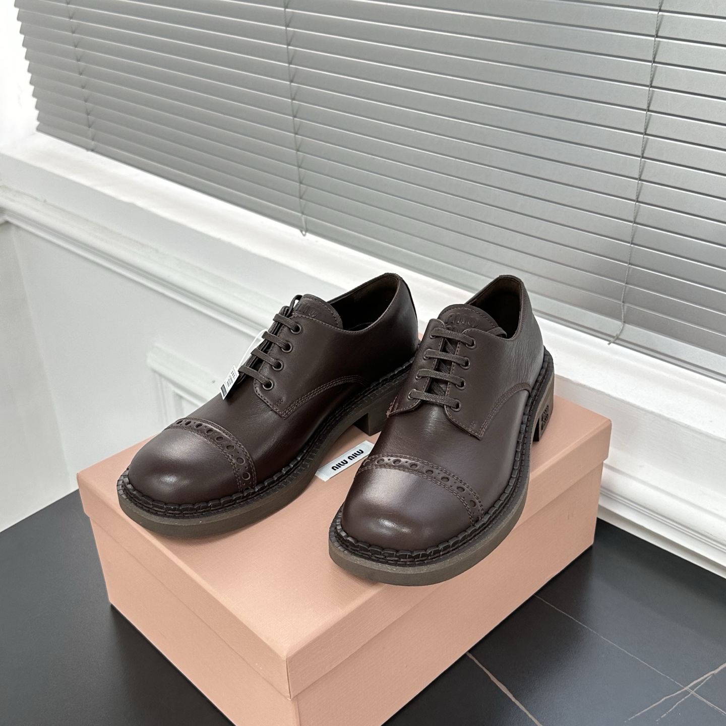 미우미우 레더 브로그 슈즈