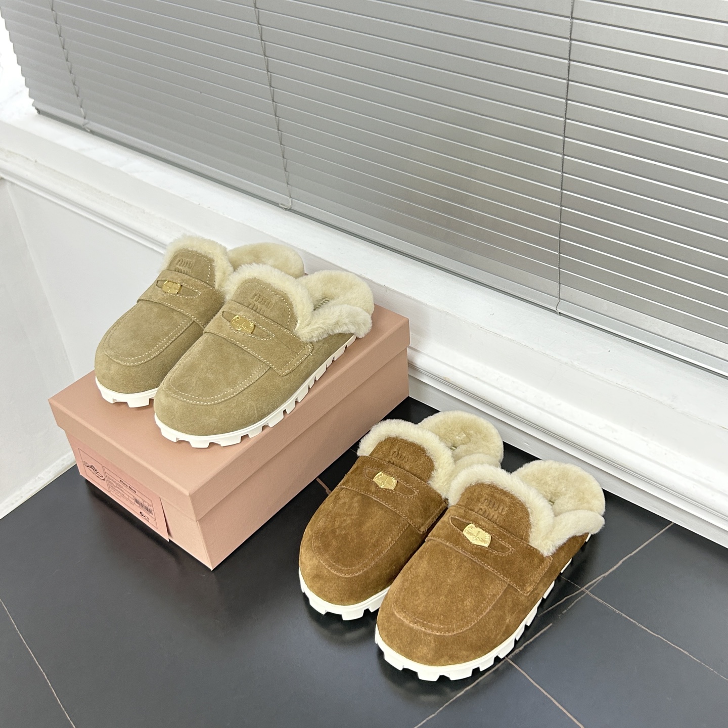 미우미우 스웨이드 뮬