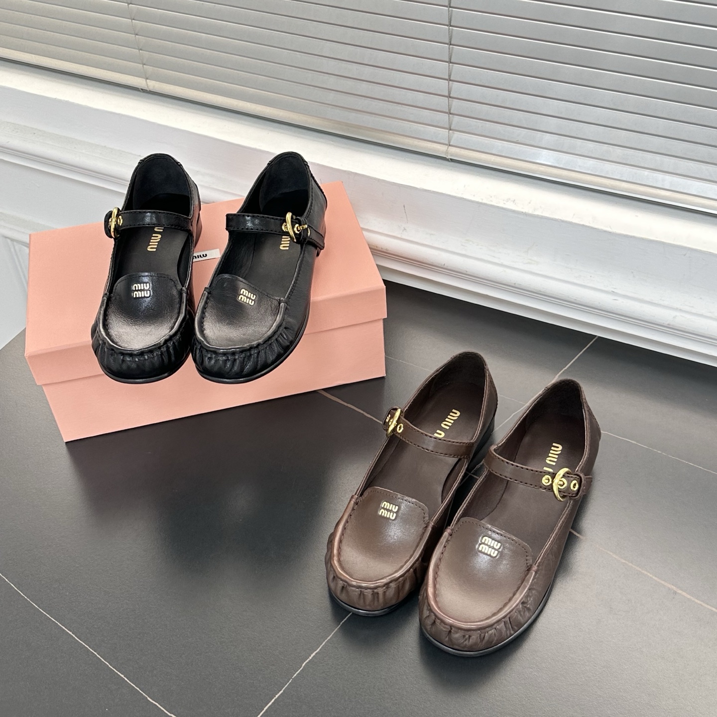 미우미우 스트랩 가죽 로퍼