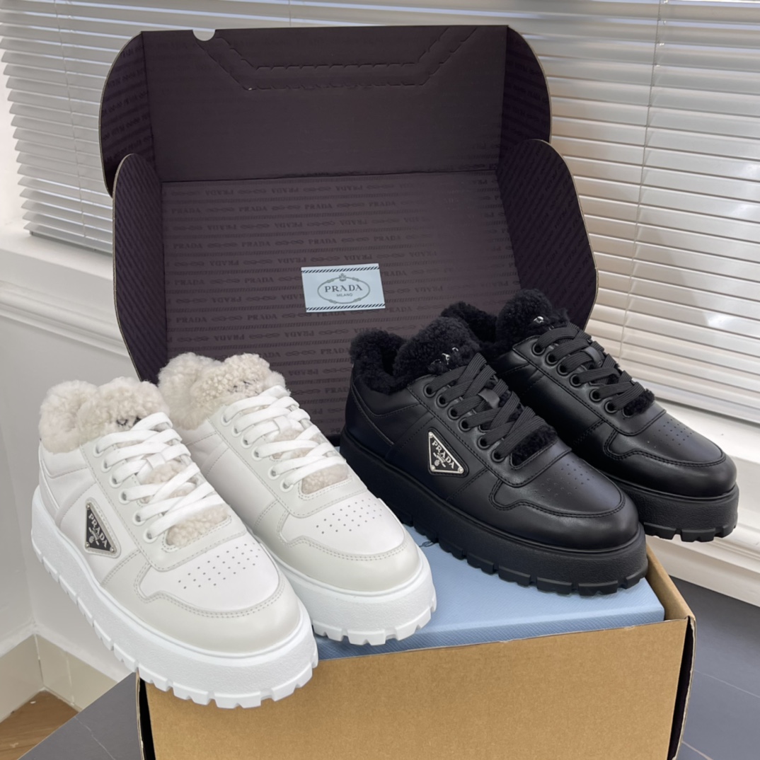 프라다 레더&시어링 스니커즈