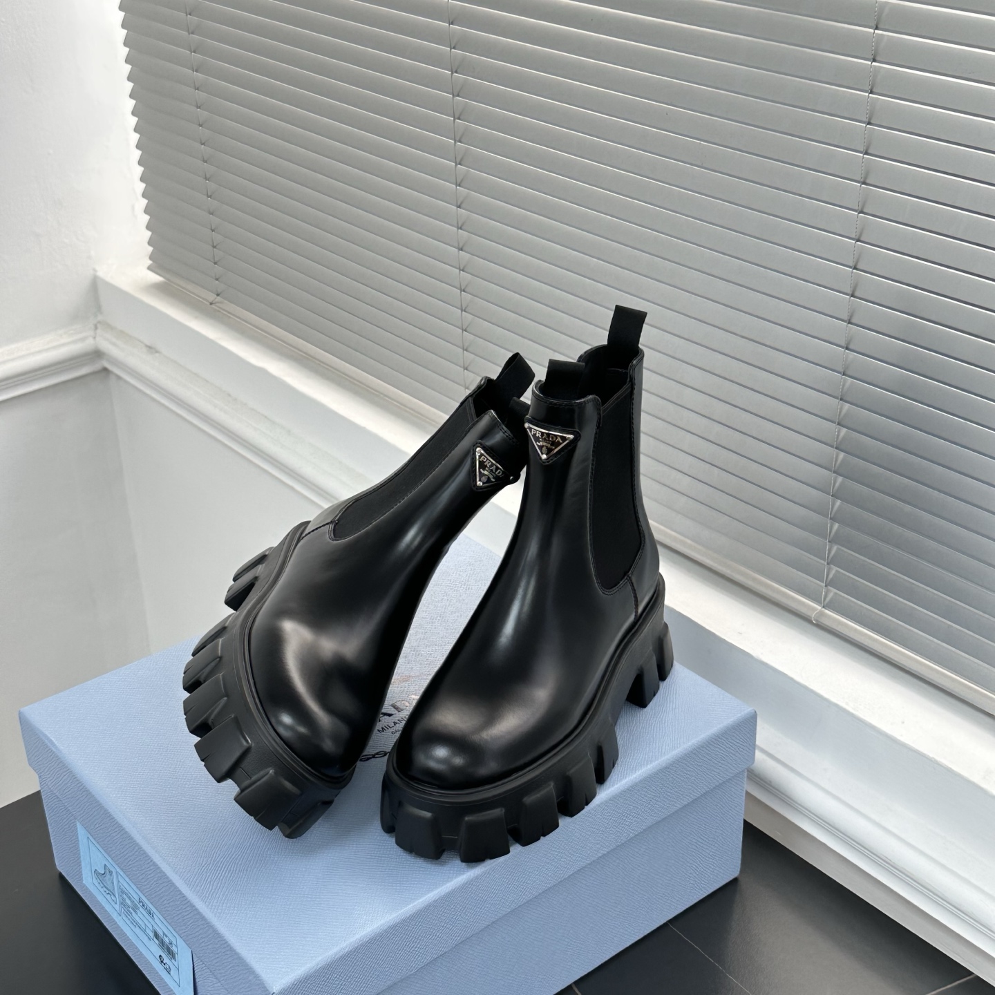 프라다 모놀리스