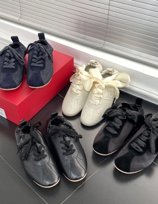 페라가모 미우미우 플룸 스웨이드 스니커즈