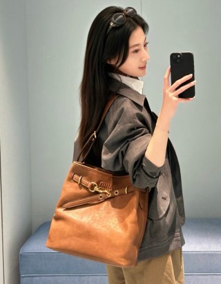 미우미우 아방뛰르 나파 가죽 버킷 백