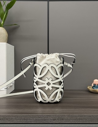 로에베 아나그램 컷아웃 포켓