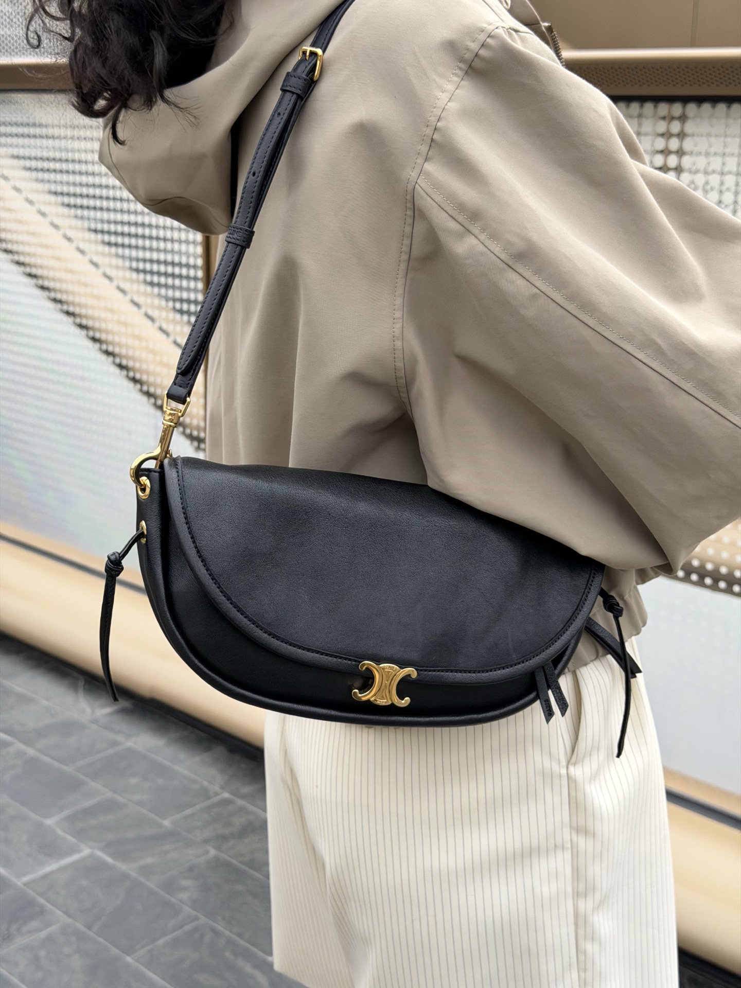 셀린느 리틀 하프문 소프트 트리옹프 백