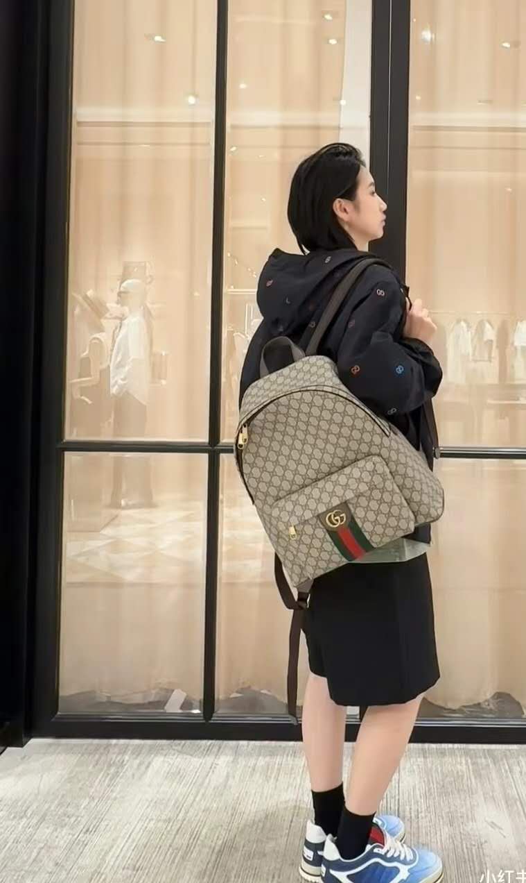 구찌 오피디아 GG 수프림 미디움 백팩